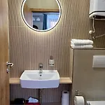 Golden Wood Apartment *